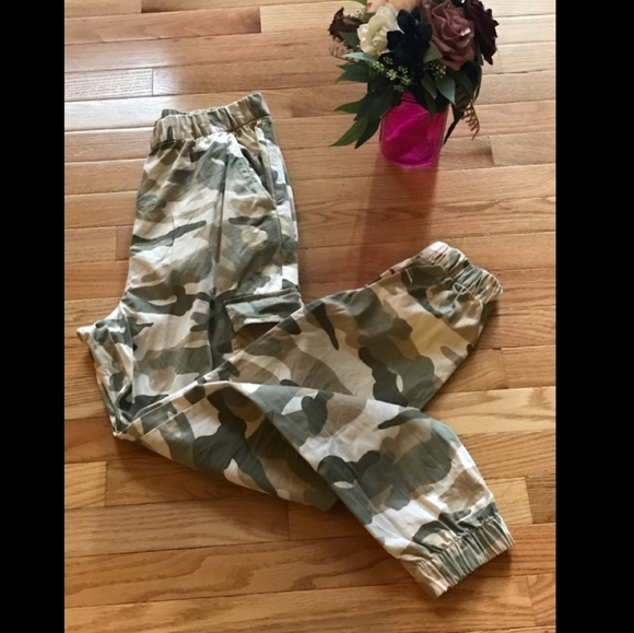 Sz 8 | H & M | Cargo Camouflage Pants💃🏽 - Picture 3 of 4